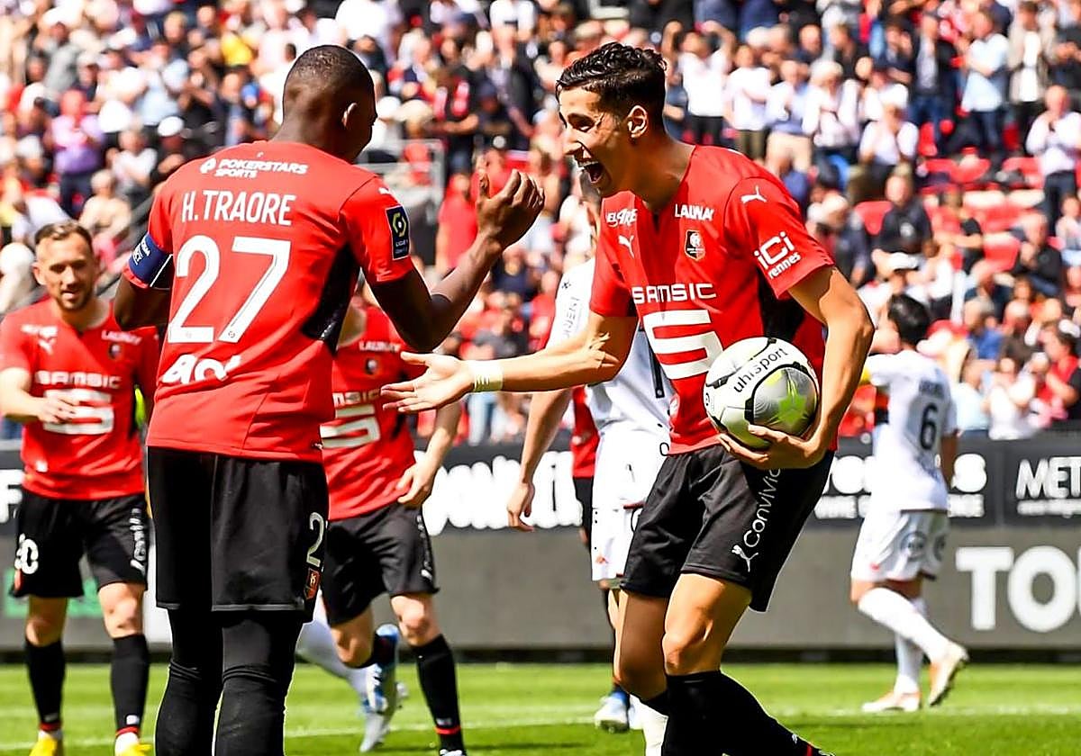 Nayef Aguerd choca la mano con Hamari Traoré en un partido con el Stade Rennais de la Ligue 1.