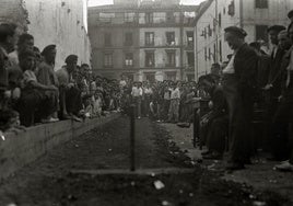 Una multitud de donostiarras acudió a presenciar el campeonato de bolos celebrado en el año 1934 en el bolatoki que estaba situado en la plaza de la Trinidad de la Parte Vieja.