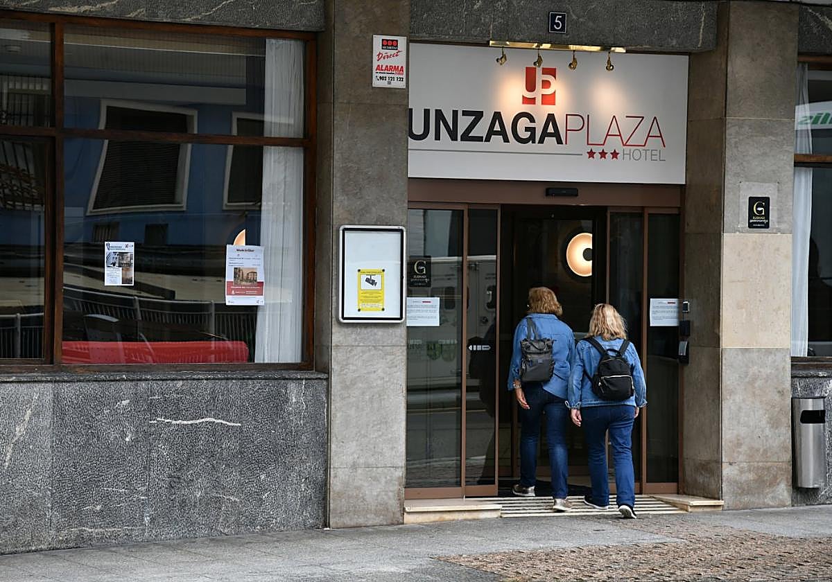 Dos mujeres ingresan en el hotel Unzaga, de tres estrellas, el complejo hotelero con mayor capacidad de la ciudad.