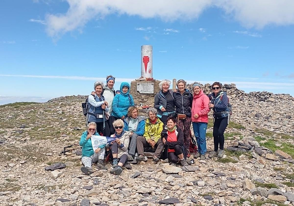 Un grupo de mujeres de Txitxibilaldiak, de Elgoibar, subieron al monte Moncayo, en Soria.