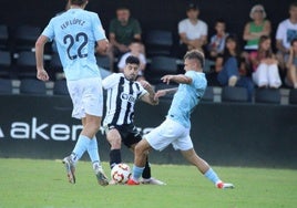 Dos jugadores pugnan por el balón.