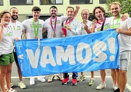 Susana, Andrés, Iñaki, Martín. Llopis, Nacho, Gari y Nico, todos amigos del nadador, celebran en oro en París.