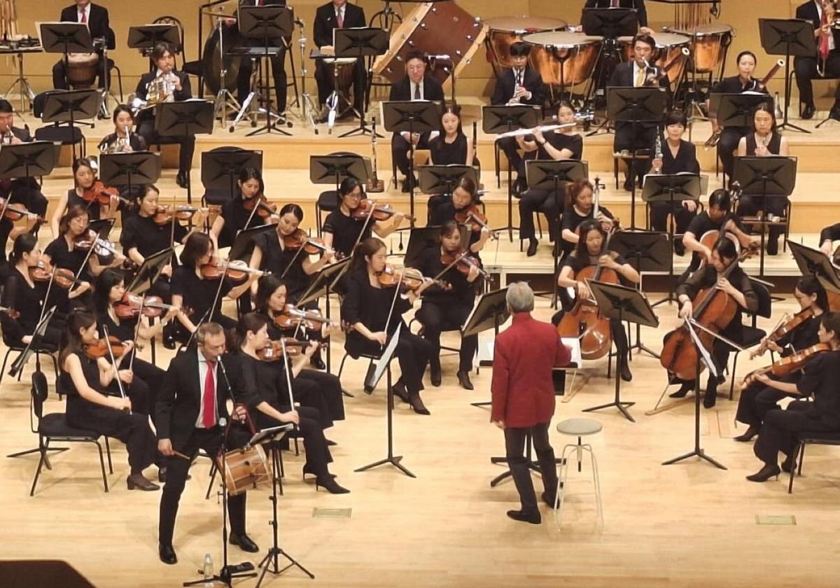 Mendizabal interpreta una pieza con la Orquesta Filarmónica de Seongnam.