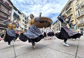 Los dantzaris locales de Jalgi Dantza Taldea en plena actuación en Musika Plaza.