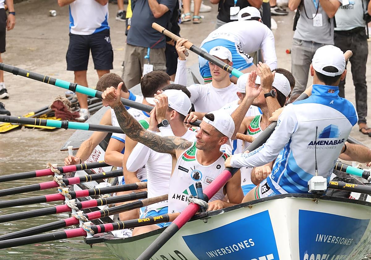 Los remeros de la Donostiarra, llegando a puerto.