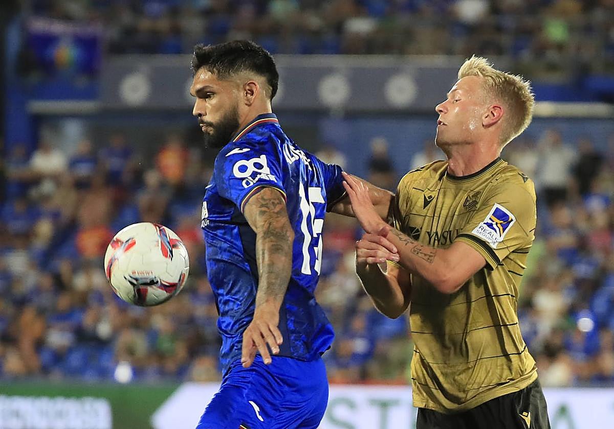 Óskarsson disputa el esférico con Alderete en el Coliseum.