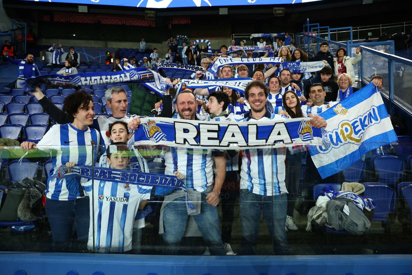 Aficionados de la Real en el Parque de los Príncipes de París.