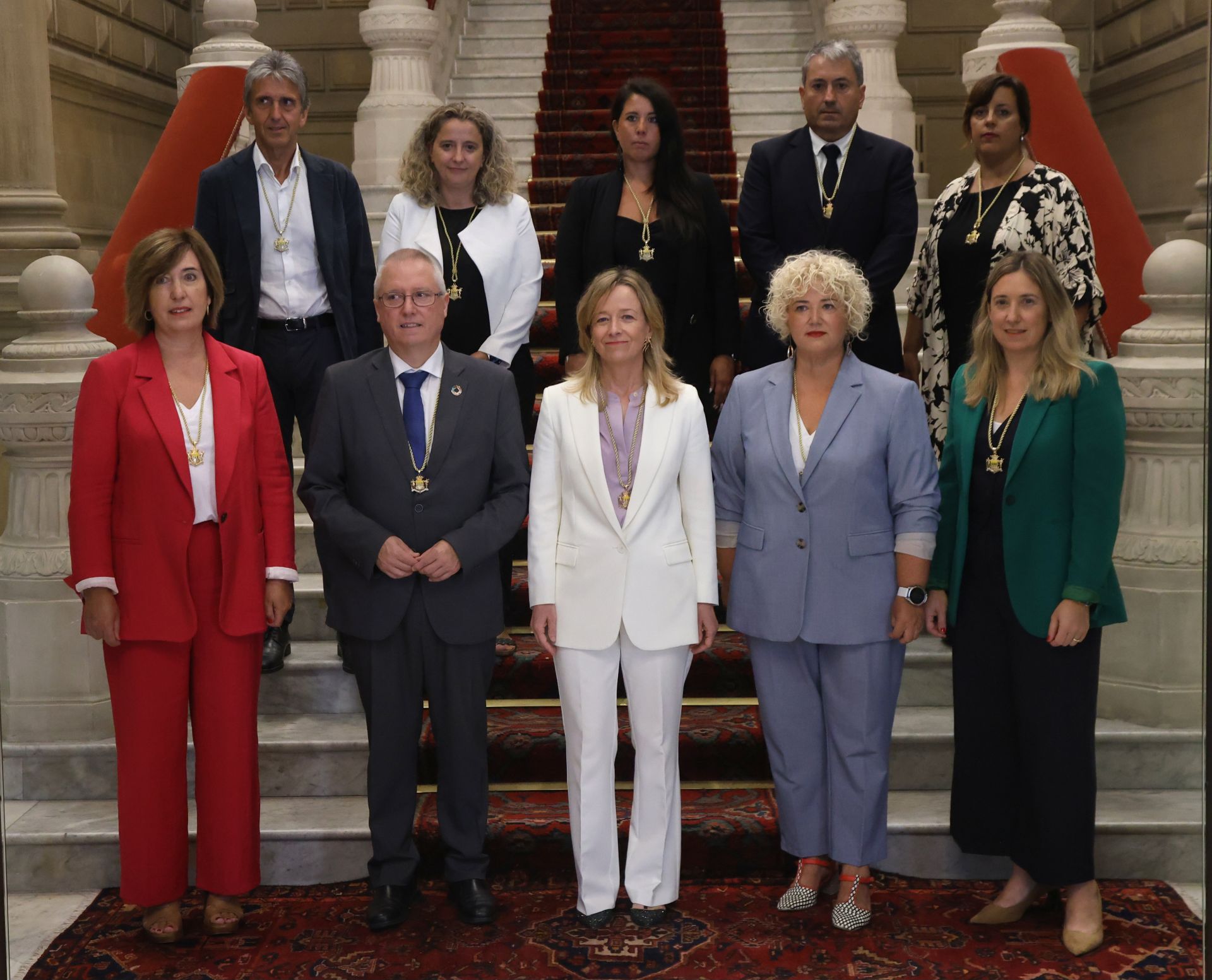 Foto de familia de los diputados forales tras el nombramiento de Itziar Agirre.