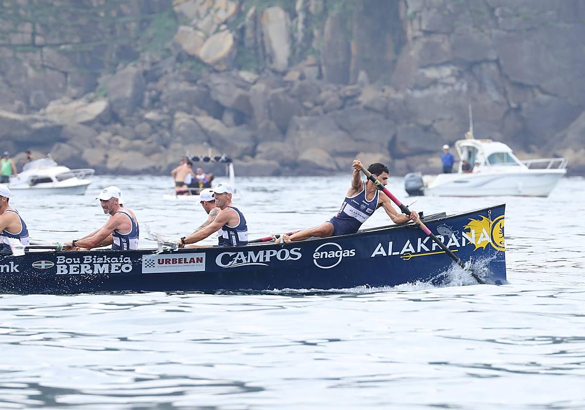 La trainera de Urdaibai, preparada para la ciaboga