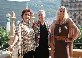 Irma Soriano, Rosa Benito y Loreto Valverde, antes de la rueda de prensa para presentar 'Pensionistas'.