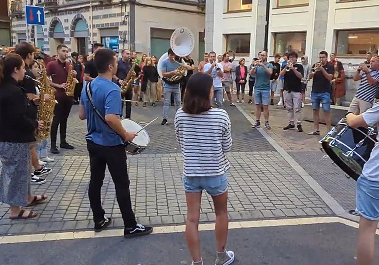 La txaranga Mauxitxa, animando la vuelta al trabajo de los vecinos de Elgoibar.