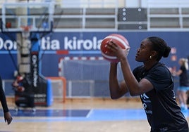 Iris Mbulito lanza a canasta en un entrenamiento en el Gasca.