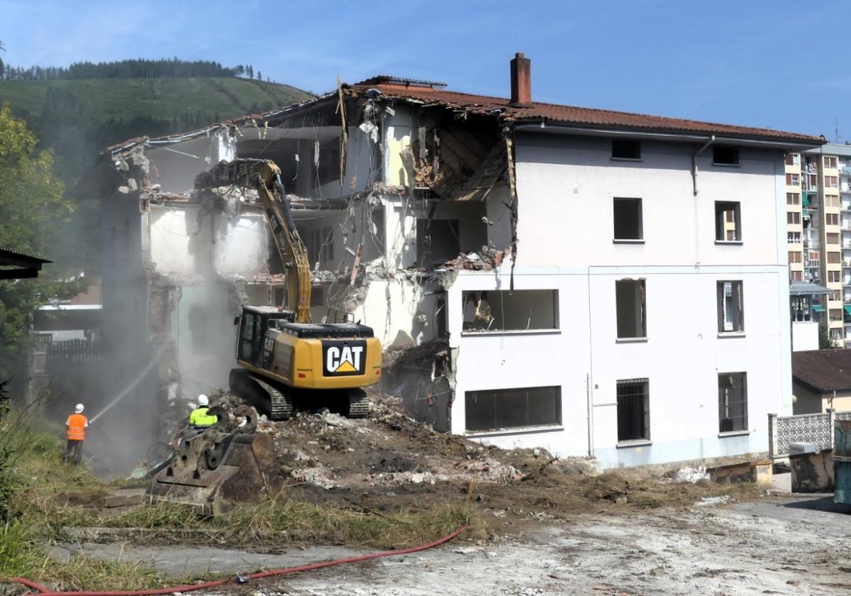 Imagen de los trabajos de demolición del antiguo convento de las monjas de la Caridad.