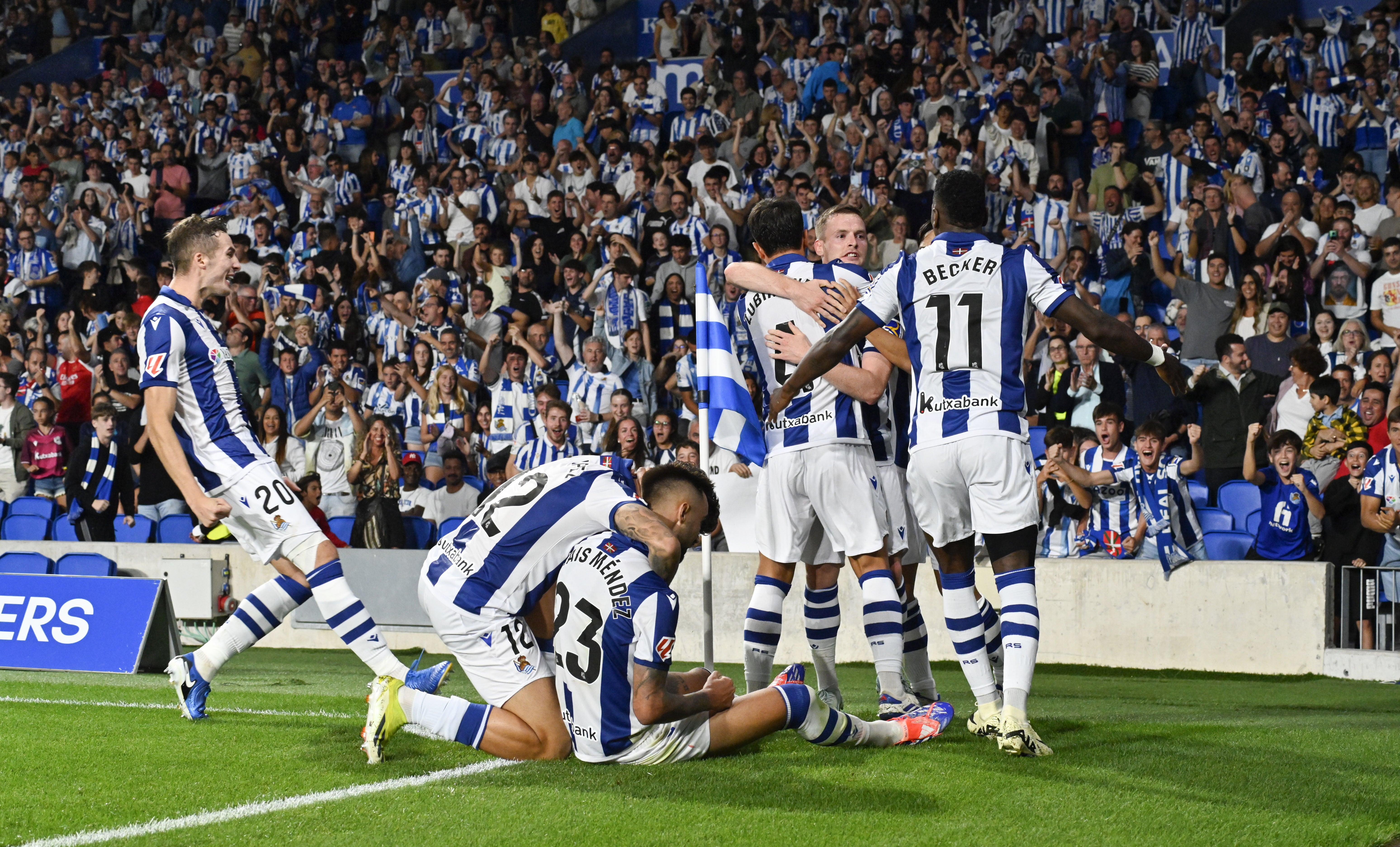 Los jugadores de la Real celebran el gol de Brais en el partido ante el Alavés