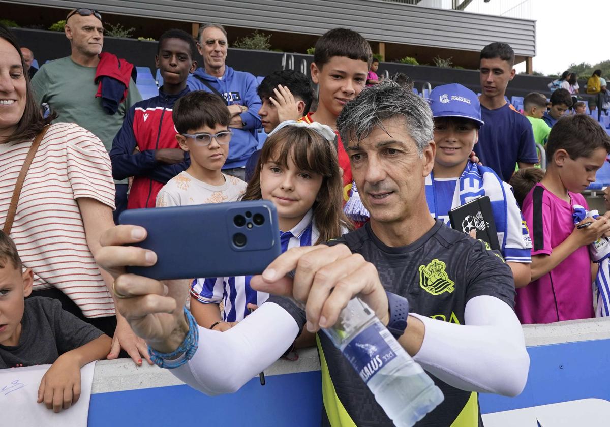 Imanol se hace un selfie con una joven aficionada durante un entrenamiento abierto en Zubieta