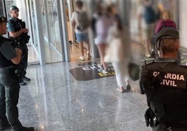 Agentes de la Guardia Civil controlan la salida de pasajeros del aeropuerto de Loiu.