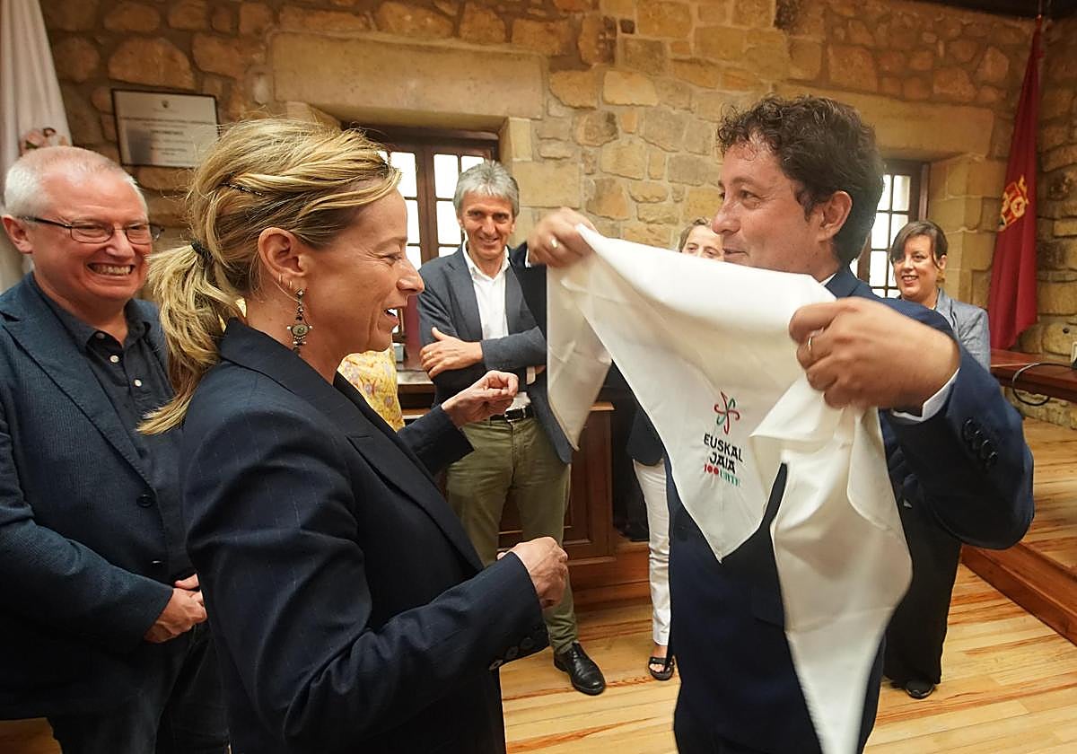 El alcalde de Zarautz, Xabier Txurruka, coloca a Eider Mendoza el pañuelo de Euskal Jaiak antes del Consejo de Diputados de este martes.