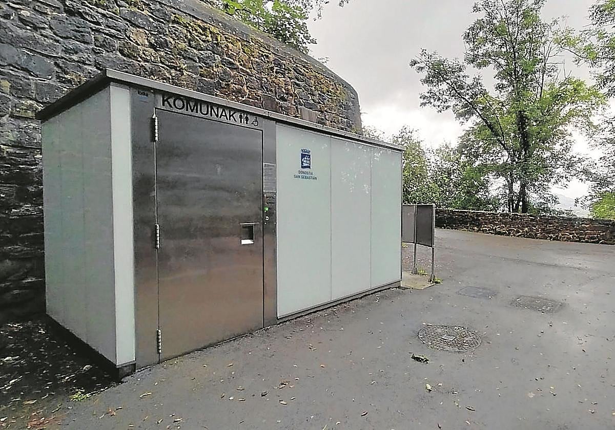 Escribe P. Fernández: «En el monte Urgull, al pie de las murallas del siglo XVIII, el Ayuntamiento instaló un urinario autolimpiable del siglo XXI que destaca por ser de acero inoxidable, tal y como se aprecia en la imagen. ¿No se podría disimular de alguna manera para adaptarlo al entorno de la muralla?».