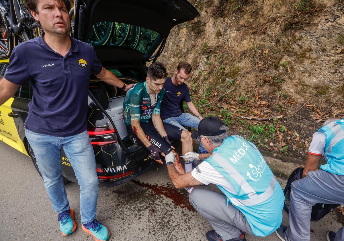 Van Aert, atendido por el médico de la Vuelta tras su caída.