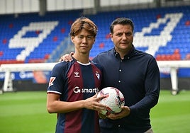 Hashimoyo y Palacios, ayer en el césped de Ipurua.