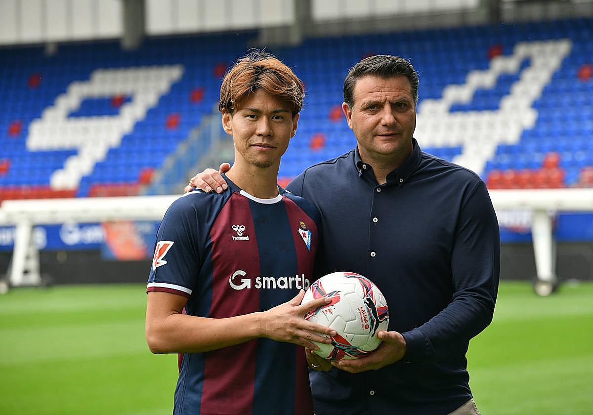 Hashimoyo y Palacios, ayer en el césped de Ipurua.