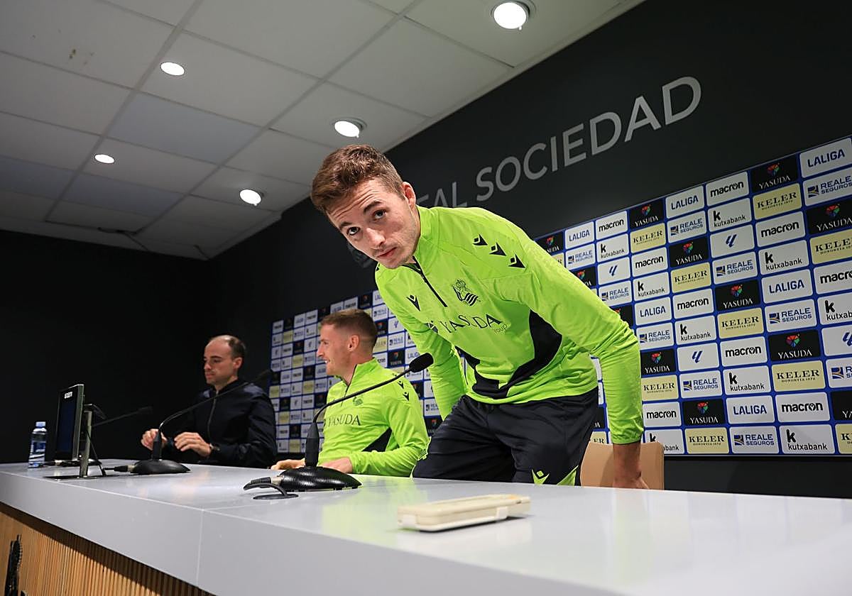 Jon Pacheco comparece ayer en la sala de prensa de Zubieta.