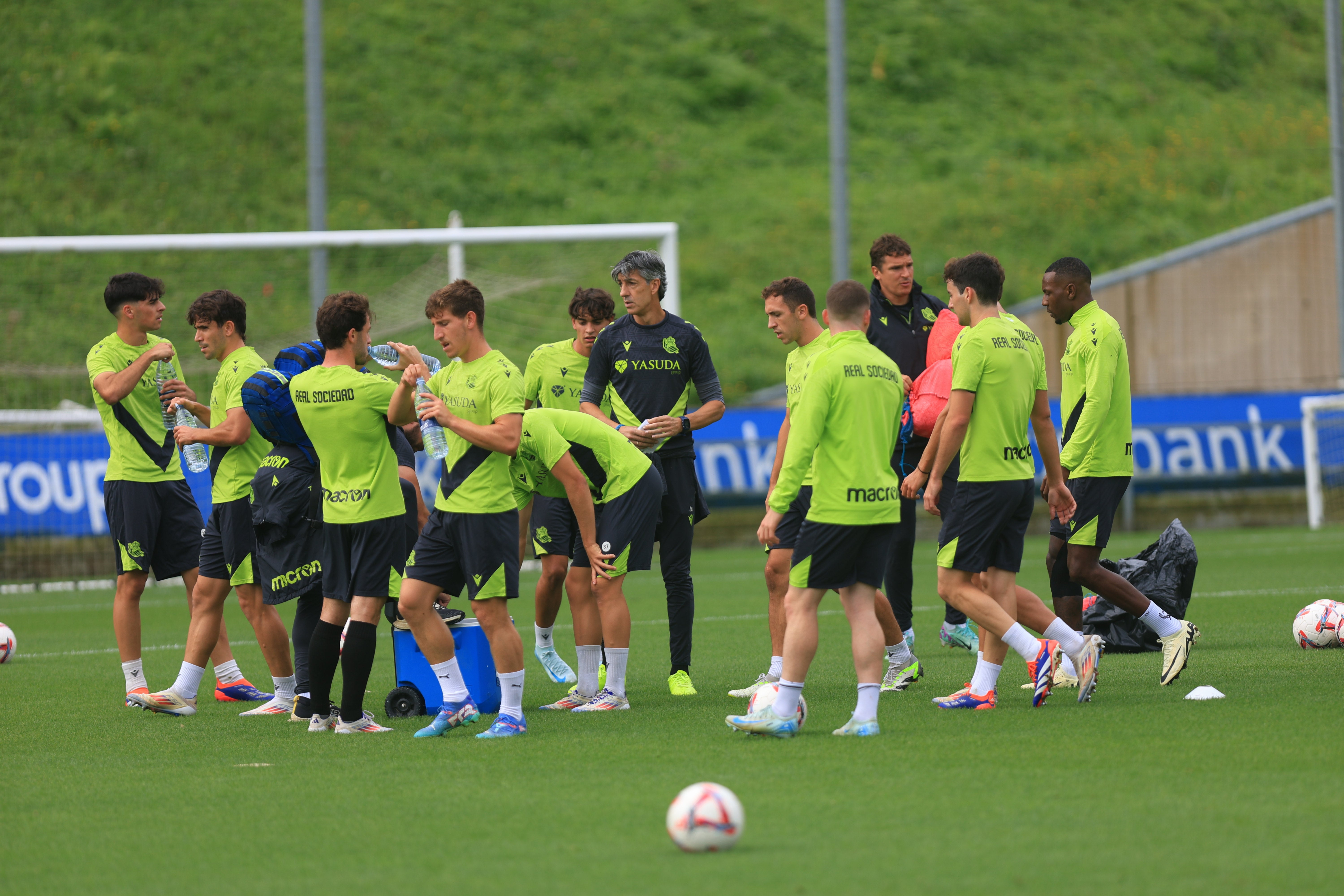 Imanol da instrucciones a los jugadores en el entrenamiento del miercoles, abierto para el público