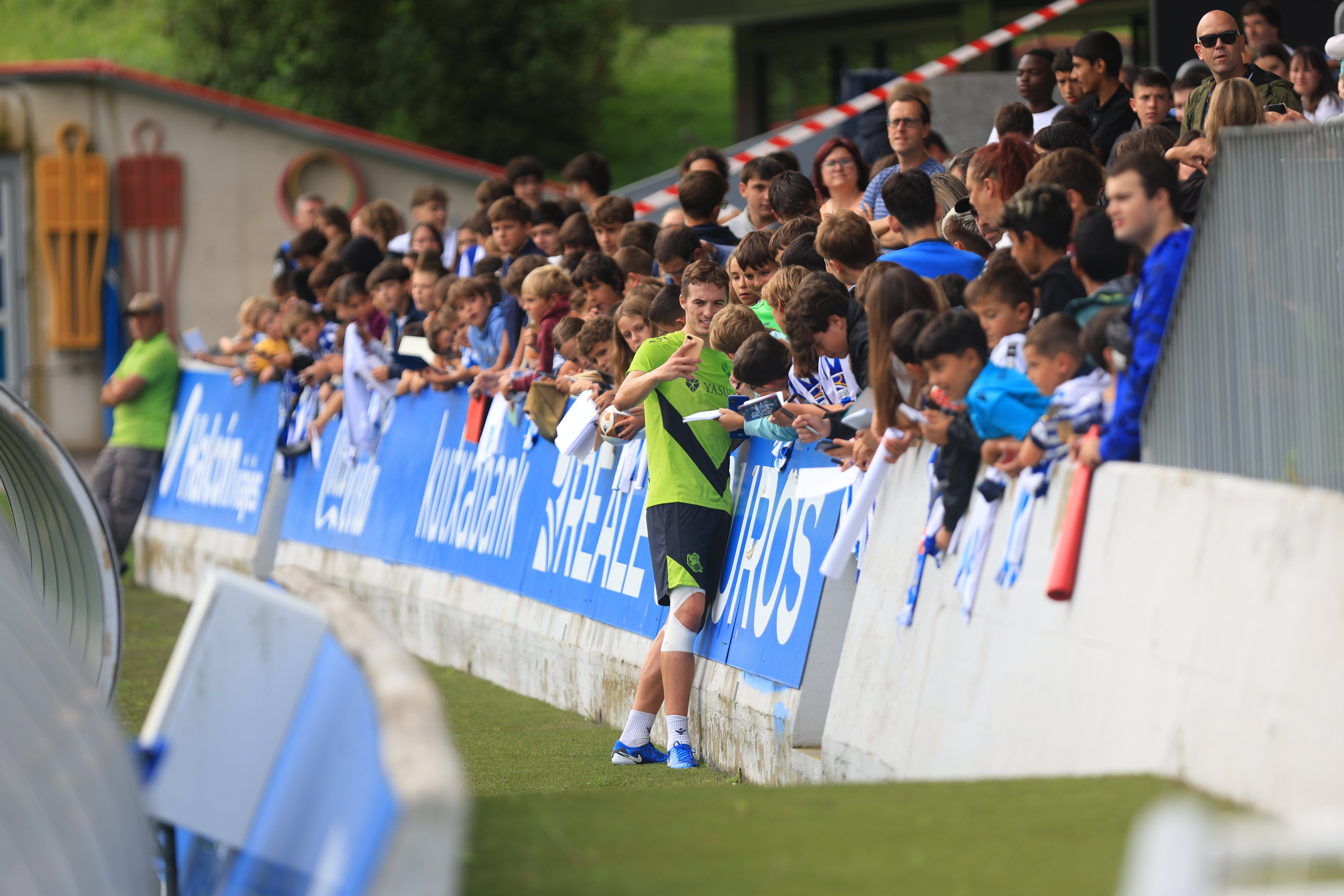 Pacheco firma autógrafos en Zubieta