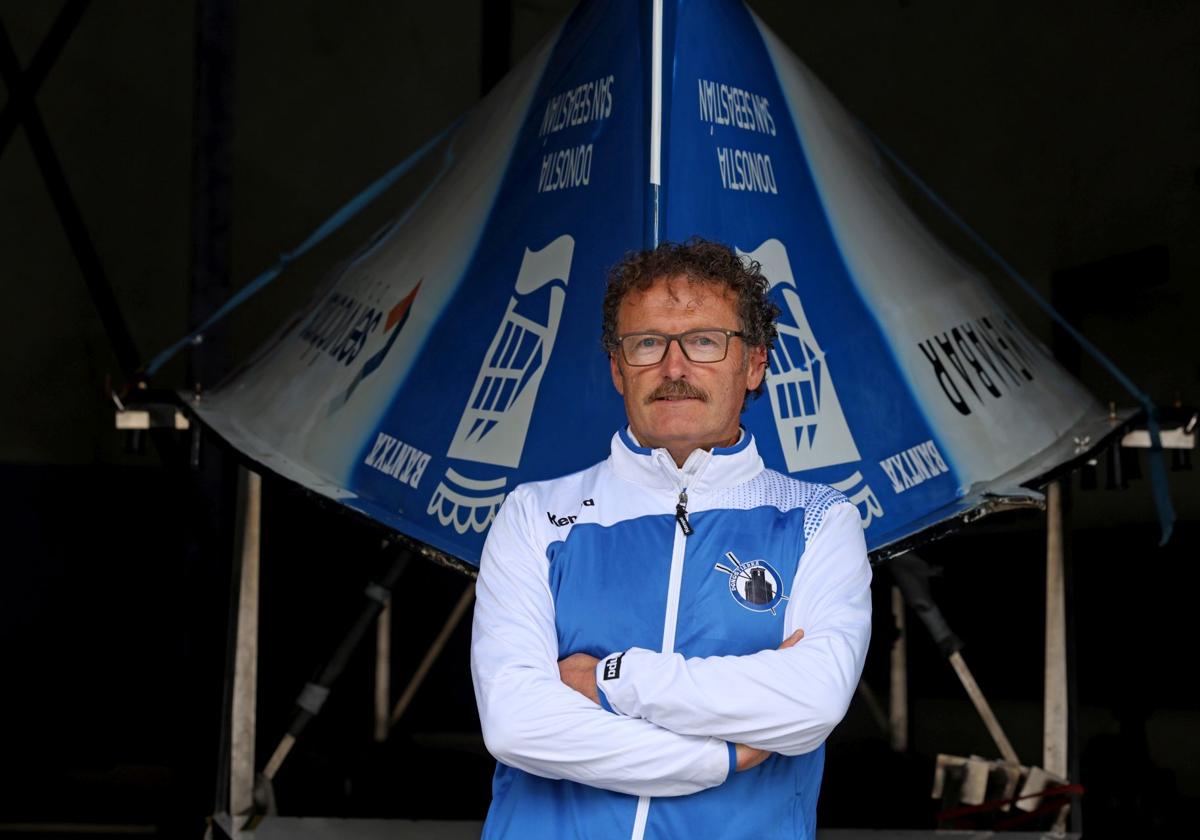 Rufo Urtizberea, junto a la trainera Donostiarra.