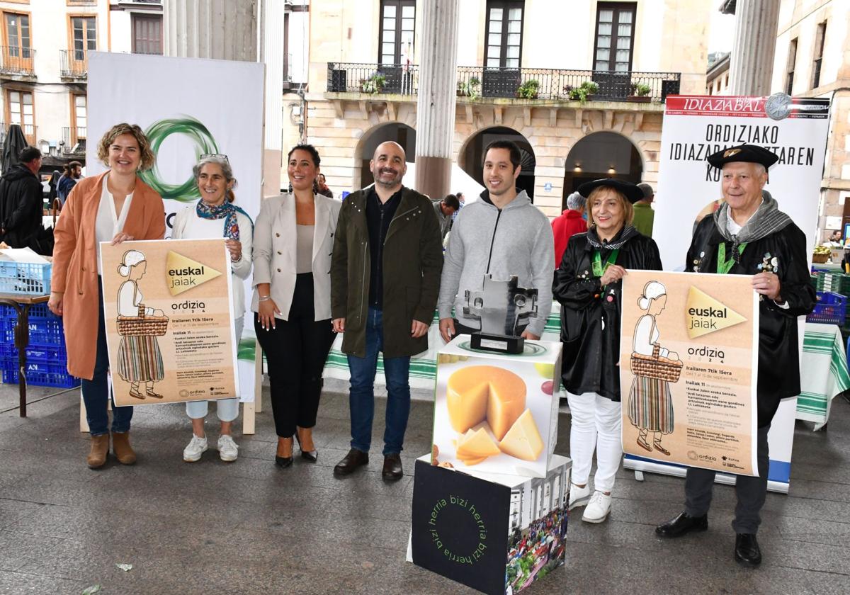 La presentación de la fiestas se celebró en el marco de la feria semanal.