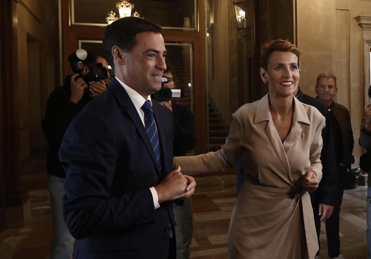 El lehendakari Imanol Pradales junto a la presidenta navarra María Chivite.