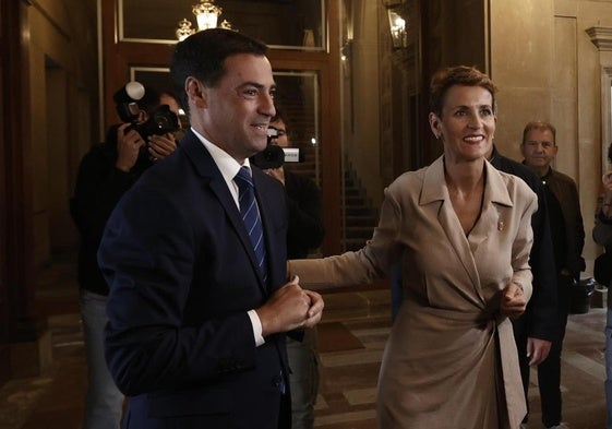 El lehendakari Imanol Pradales junto a la presidenta navarra María Chivite.