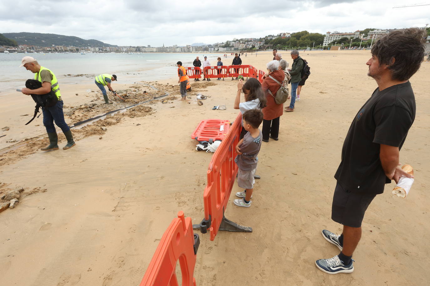 Las mejores imágenes del casco de un barco que ha aparecido en Ondarreta