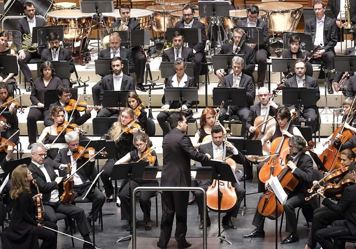 La Orquesta Sinfónica de Euskadi durante un concierto en el Kursaal con Robert Treviño, director titular, al frente.