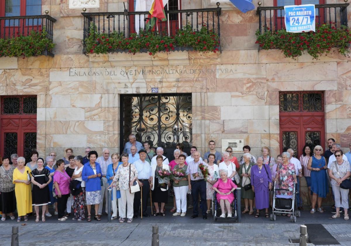 Foto de familia del día de las personas mayores celebrado el año pasado en la localidad.