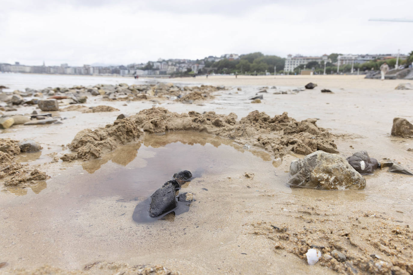 Las mejores imágenes del casco de un barco que ha aparecido en Ondarreta