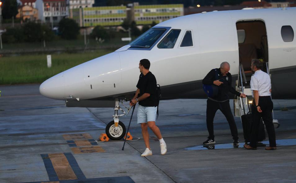 Imagen principal - Oyarzabal, en el aeropuerto de Hondarribia este viernes.