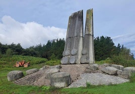 Monumento en recuerdo de los montañeros fallecidos de Luis Pueyo en Besaide