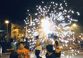 El toro de fuego del sábado por la noche es ya todo un clásico de las fiestas de Atzeko Kale.