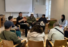 Imagen de una de las visitas realizadas a la escuela de acogida por el director de Gainzuri, Iñaki Etxaniz.