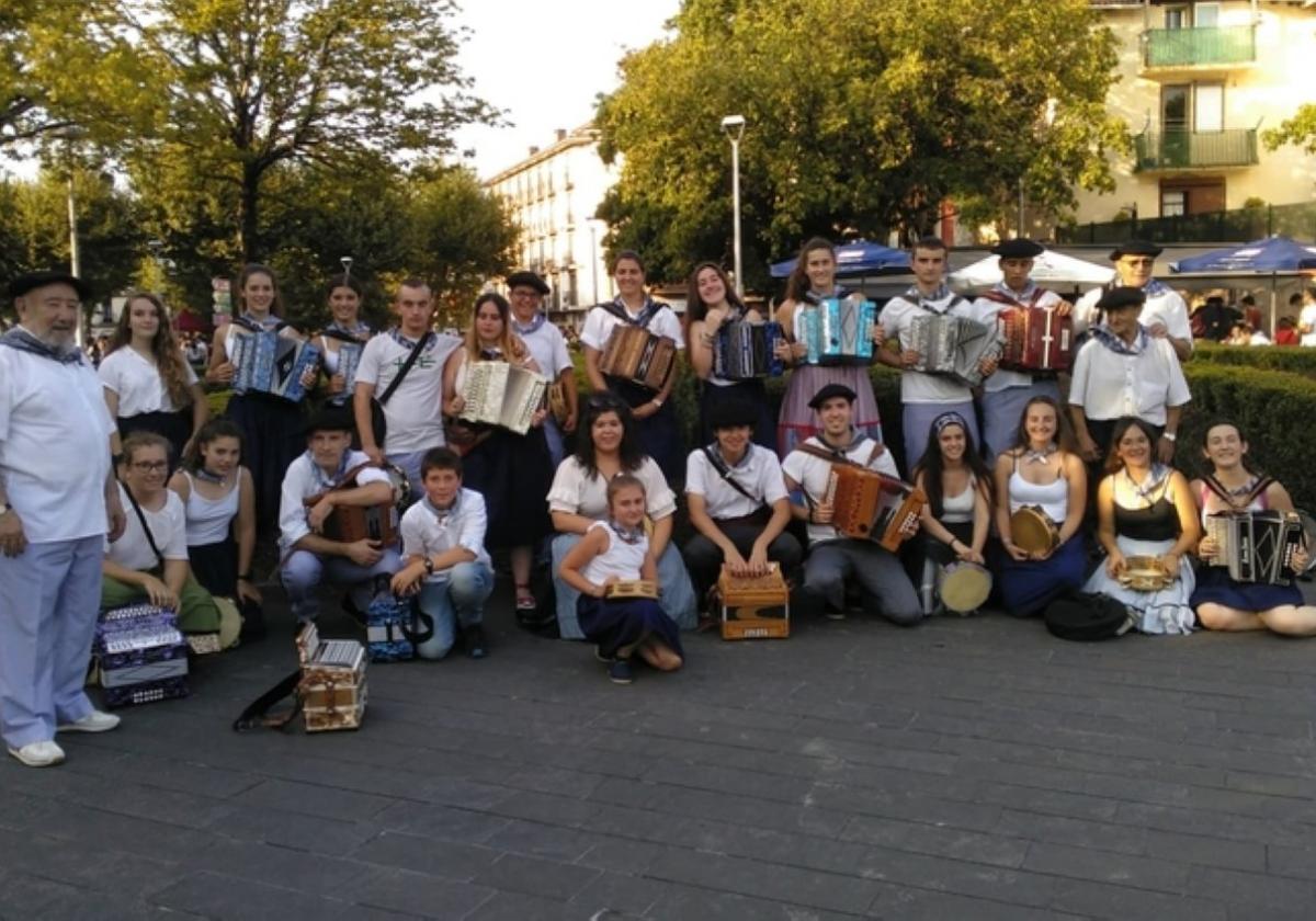 Alumnos y profesores de Auntxa Trikitixa Eskola.