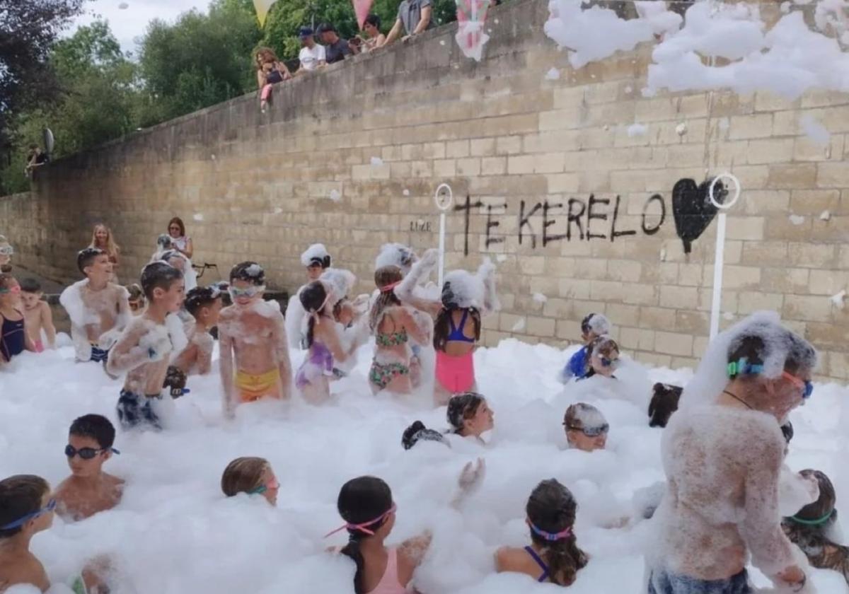 Los niños de Altamira disfrutando de la fiesta de la espuma celebrada hace un año.