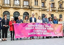 La Corporación municipal al completo se ha concentrado ante el ayuntamiento.