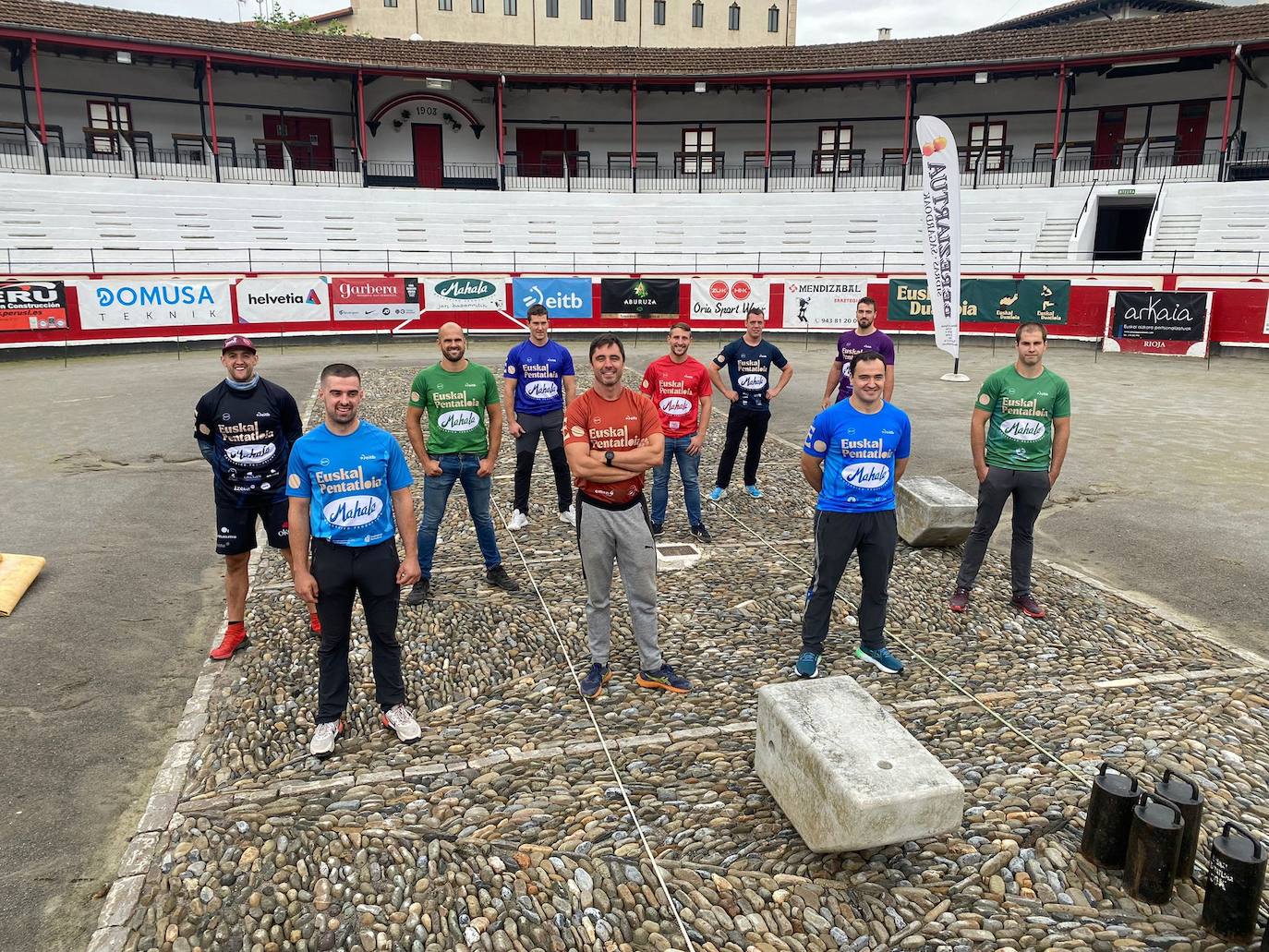 Los aspirantes posan en la plaza de Azpeitia.