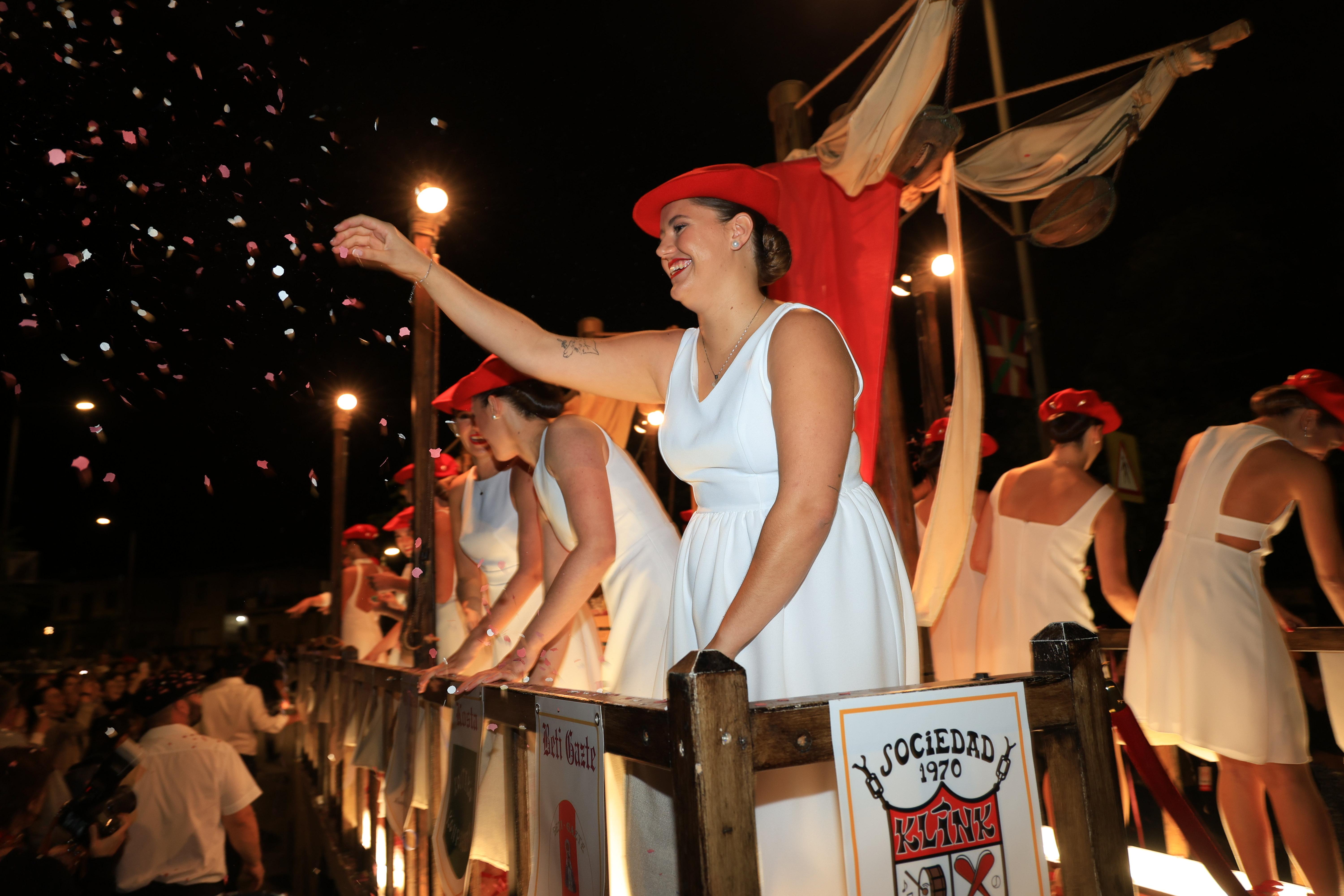 «Estamos todas con muchas ganas de que llegue el día del alarde»