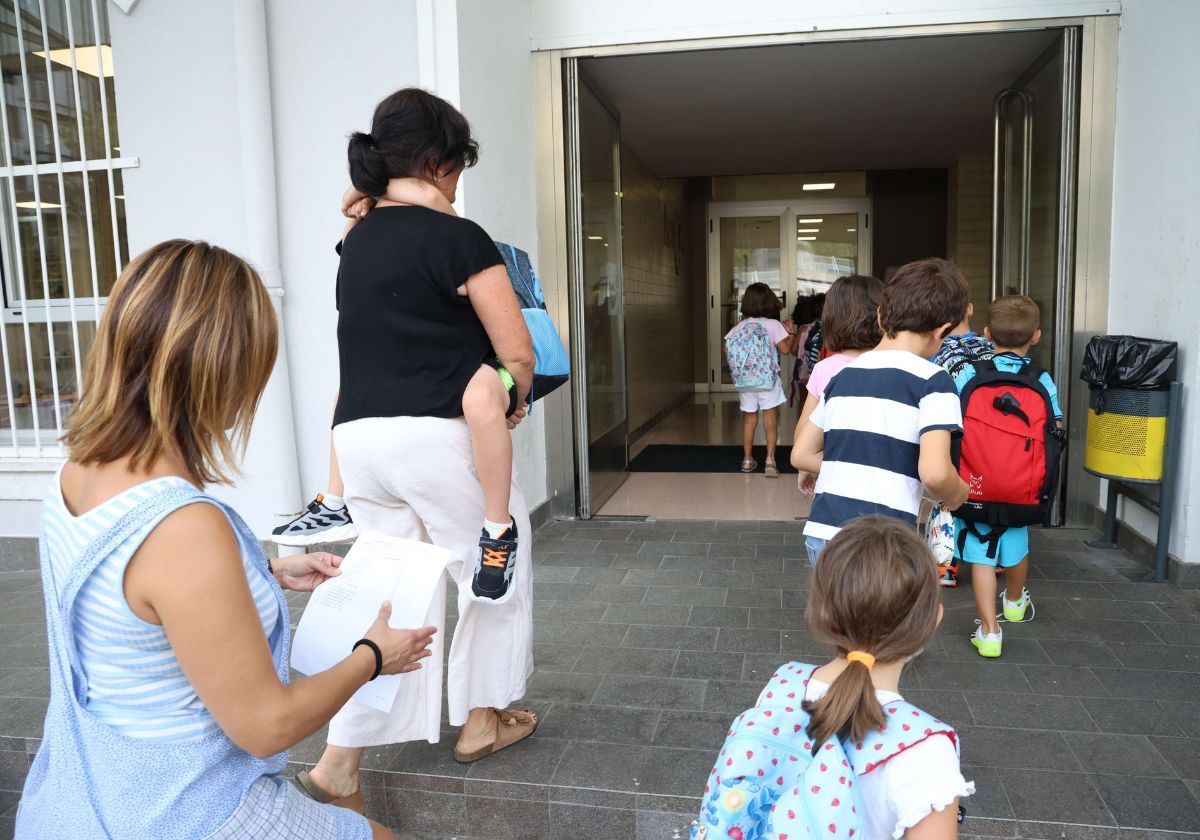 Imagen de archivo de un grupo de niños en la vuelta al colegio.