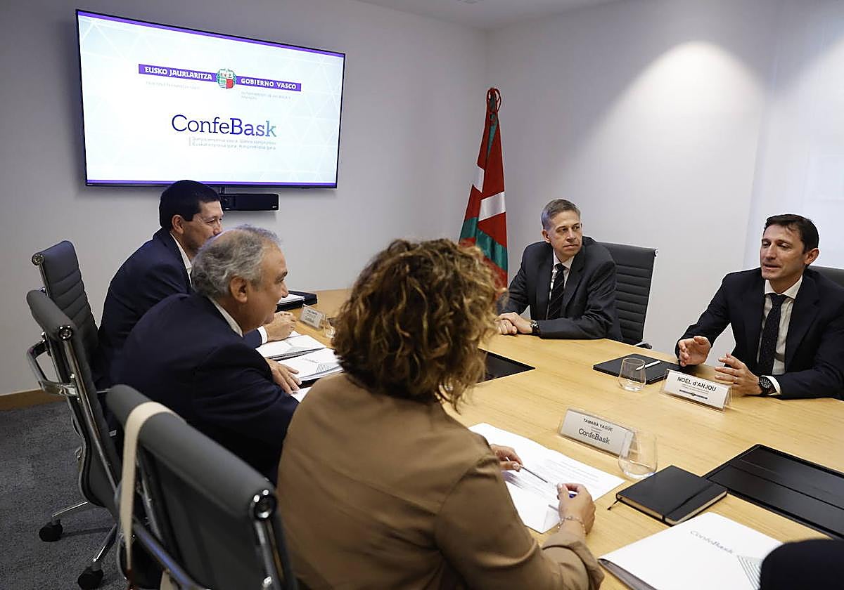 Imagen del consejero de Hacienda y Finanzas, Nöel D'Anjou, en la reunión de este viernes con la patronal vasca Confebask, encabezada por su presidenta, Tamara Yagüe.