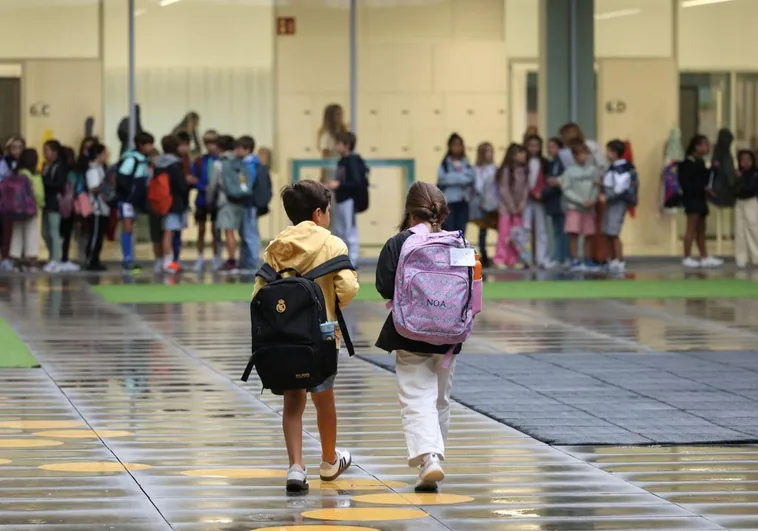 Dos escolares se dirigen a clase en este viernes de presentaciones en el colegio Aldapeta Maria Ikastetxea de Donostia.