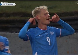 Orri Óskarsson celebra su gol contra Montenegro.