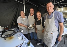La Fundación Etiopía-Utopía organizó ayer el XII Concurso Intersociedades Luis Irizar de Merluza a la Donostiarra. Buen ambiente en la plaza de la Trinidad en una actividad de las Euskal Jaiak en la que se recaudaron fondos para un proyecto de nutrición de niños y mujeres en Addis Abeba. En la imagen los concursantes de Gazte Artea y Peña Hípica, que quedó segunda en un concurso que ganó Ergobi.